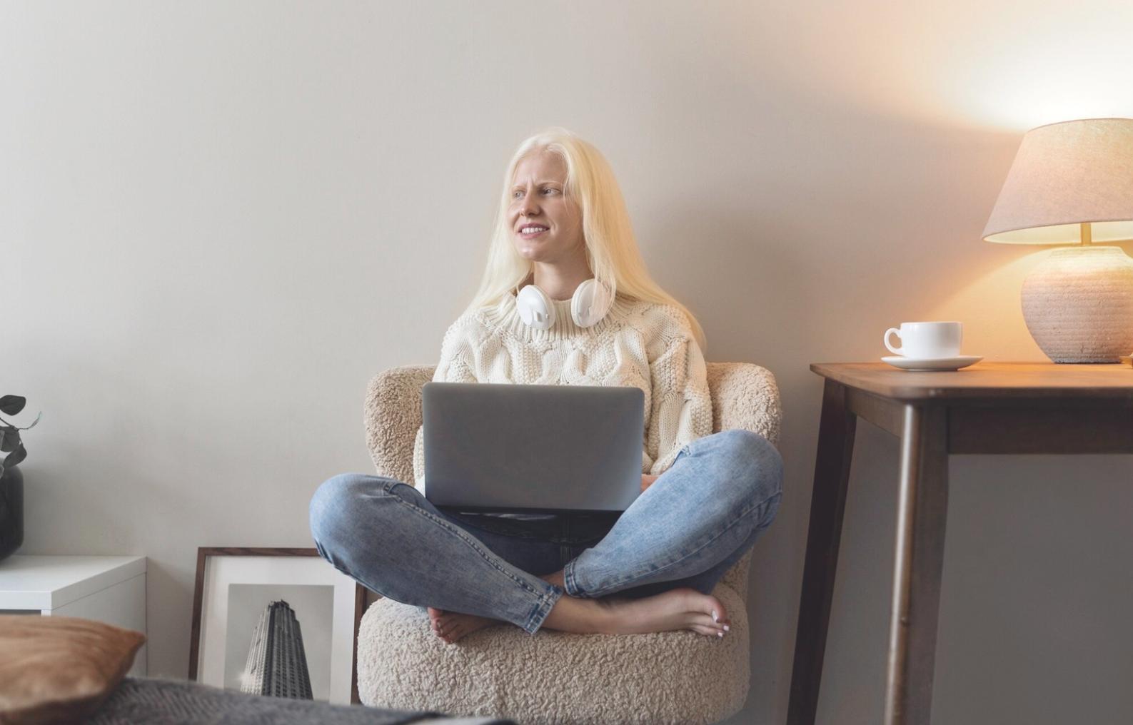 Étudiant travaillant sur son ordinateur portable dans un environnement d'apprentissage moderne