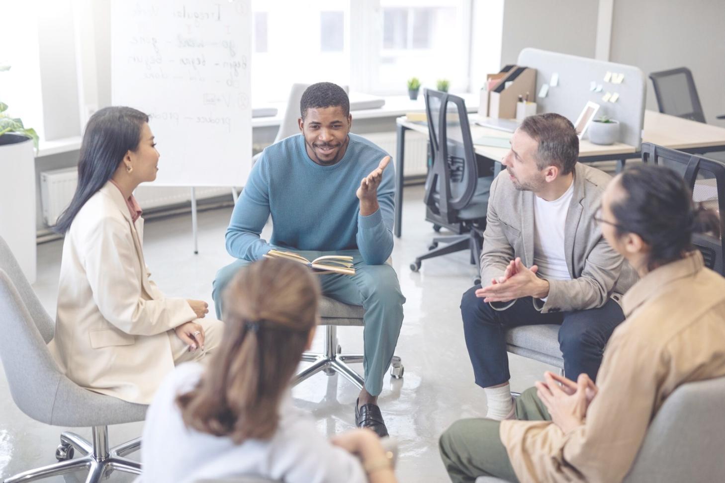 Groupe d'étudiants collaborant via une plateforme d'apprentissage numérique